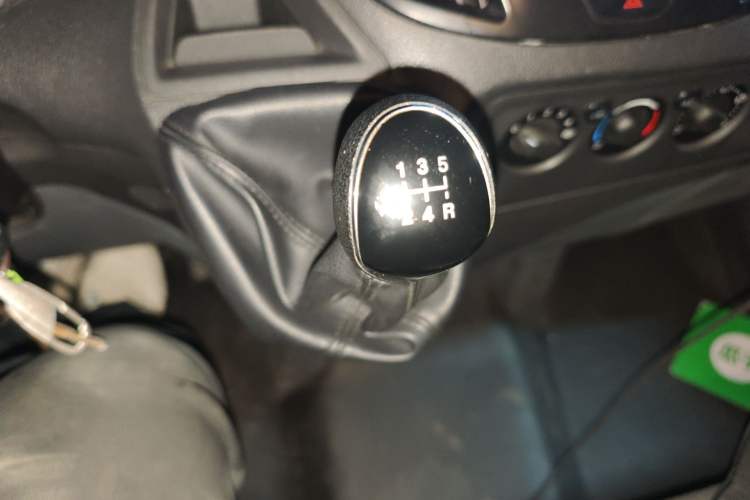 Used Ford Transit 2019 2.0T Diesel Multi-Purpose Commercial Vehicle Short Wheelbase Low Roof 6-Seater China VI Standard Gear Lever