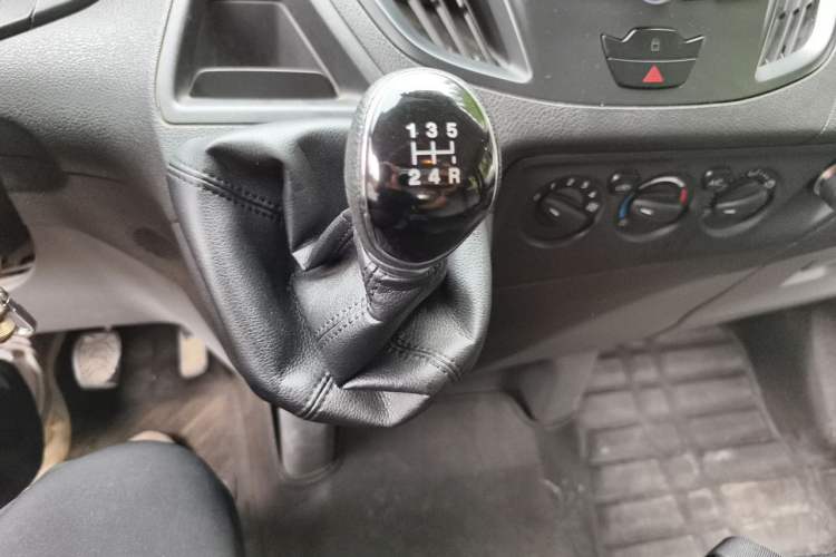 Used Ford Transit 2019 2.0T Diesel Multi-Purpose Commercial Vehicle Short Wheelbase Low Roof 6-Seater China VI Standard Gear Lever