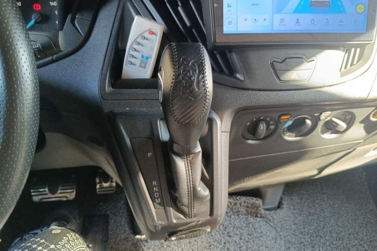 Used Ford Transit 2019 2.0T Gasoline Automatic Multi-Function Commercial Vehicle Short Wheelbase Low Roof 6-Seater China VI Standard Gear Lever