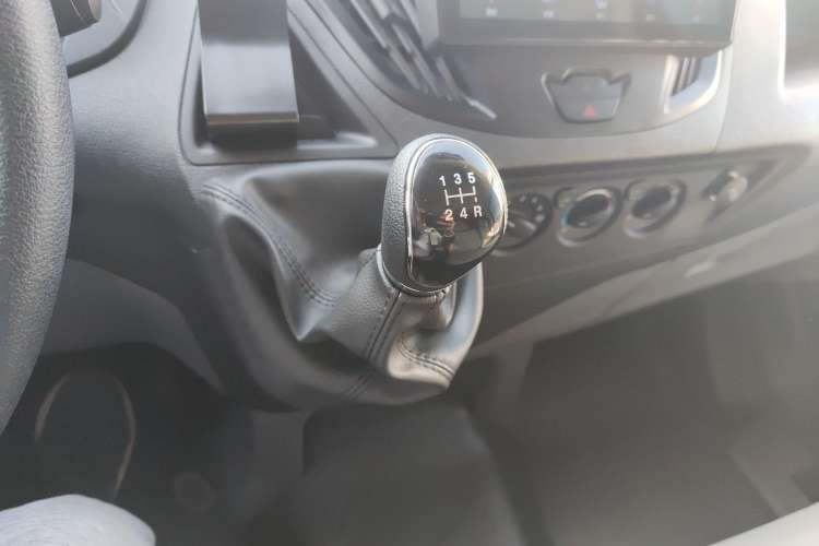 Used Ford Transit 2019 2.0T Diesel Multi-Purpose Commercial Vehicle Short Wheelbase Low Roof 6-Seater China VI Standard Gear Lever