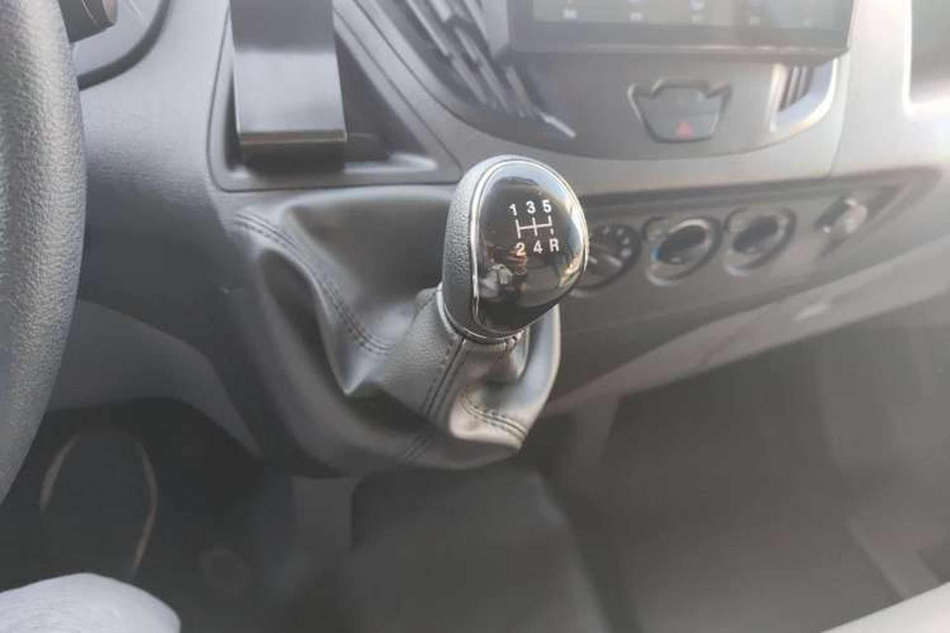 Used Ford Transit 2019 2.0T Diesel Multi-Purpose Commercial Vehicle Short Wheelbase Low Roof 6-Seater China VI Standard Gear Lever