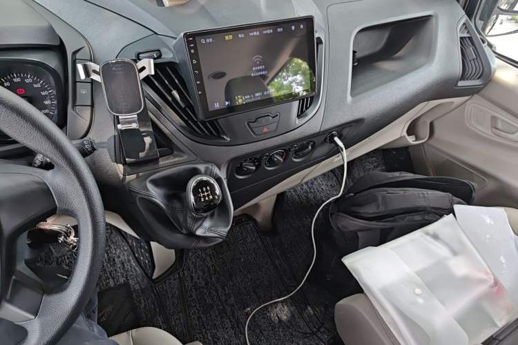 Used Ford Transit 2019 2.0T Diesel Commercial & Travel Short Wheelbase Low-Roof 7-Seater China VI Standard Gear Lever