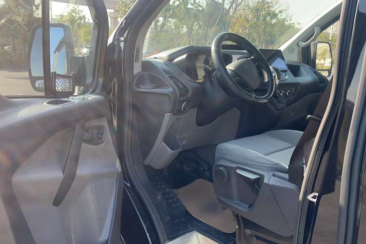 Used Ford Transit 2019 2.0T Gasoline Automatic Multi-Function Commercial Vehicle Short Wheelbase Low Roof 6-Seater China VI Standard Interior 3