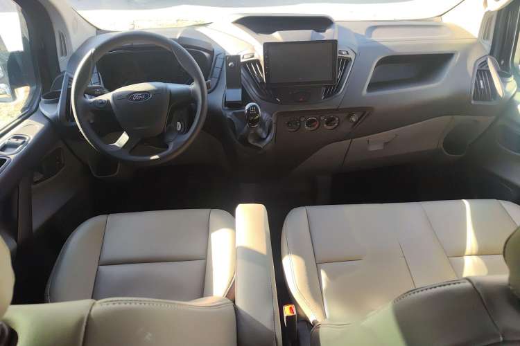 Used Ford Transit 2019 2.0T Diesel Multi-Purpose Commercial Vehicle Short Wheelbase Low Roof 6-Seater China VI Standard Interior 3