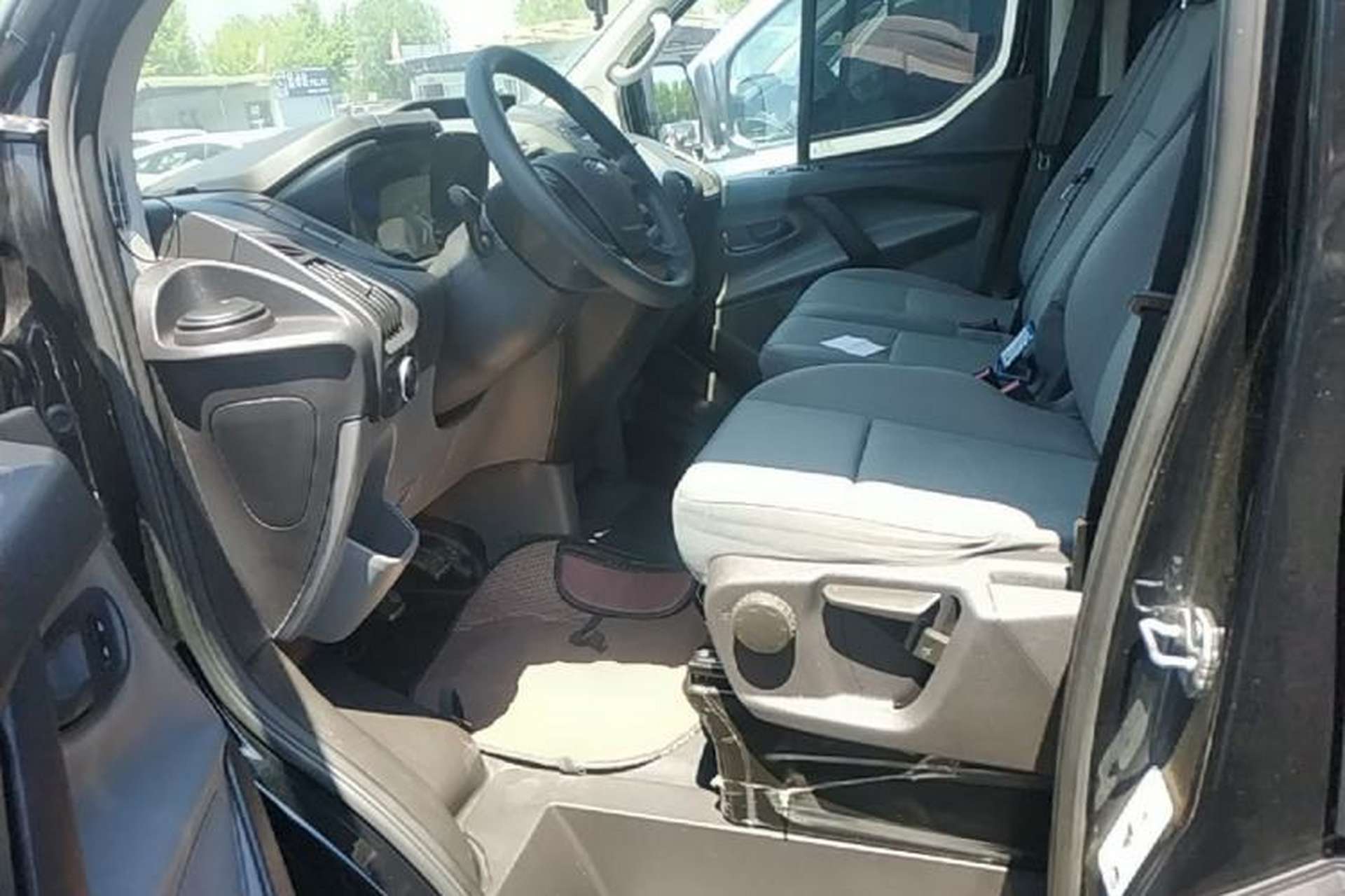 Used Ford Transit 2019 2.0T Diesel Multi-Purpose Commercial Vehicle Short Wheelbase Low Roof 6-Seater China VI Standard Left Front Seat