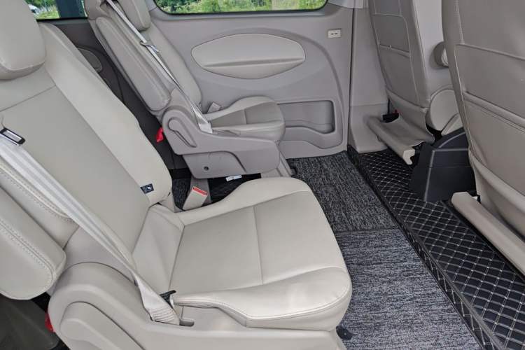 Used Ford Transit 2019 2.0T Diesel Commercial & Travel Short Wheelbase Low-Roof 7-Seater China VI Standard Left Rear Seat