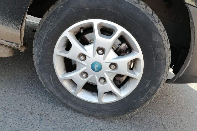 Used Ford Transit 2019 2.0T Gasoline Automatic Multi-Function Commercial Vehicle Short Wheelbase Low Roof 6-Seater China VI Standard Right Front Wheel Hub