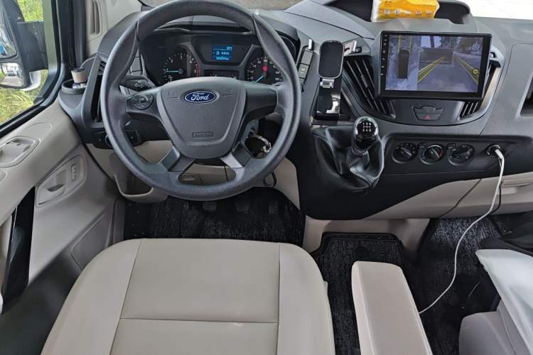 Used Ford Transit 2019 2.0T Diesel Commercial & Travel Short Wheelbase Low-Roof 7-Seater China VI Standard Steering Wheel