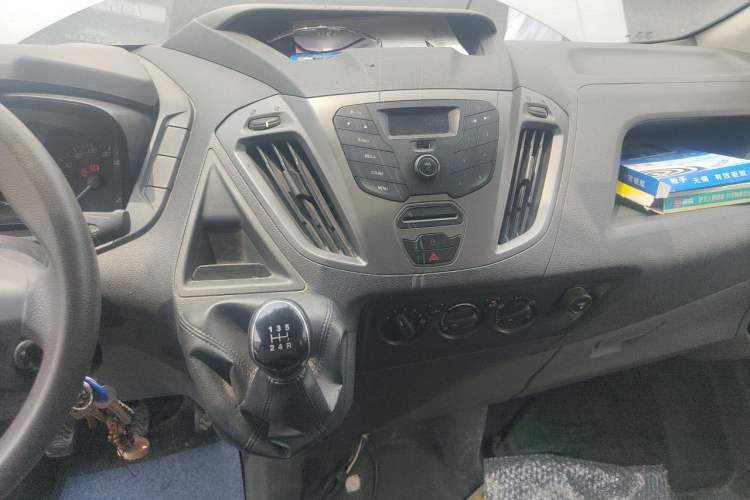 Used Ford Transit 2019 2.0T Diesel Multi-Purpose Commercial Vehicle Short Wheelbase Low Roof 6-Seater China VI Standard Audio And AC Panel