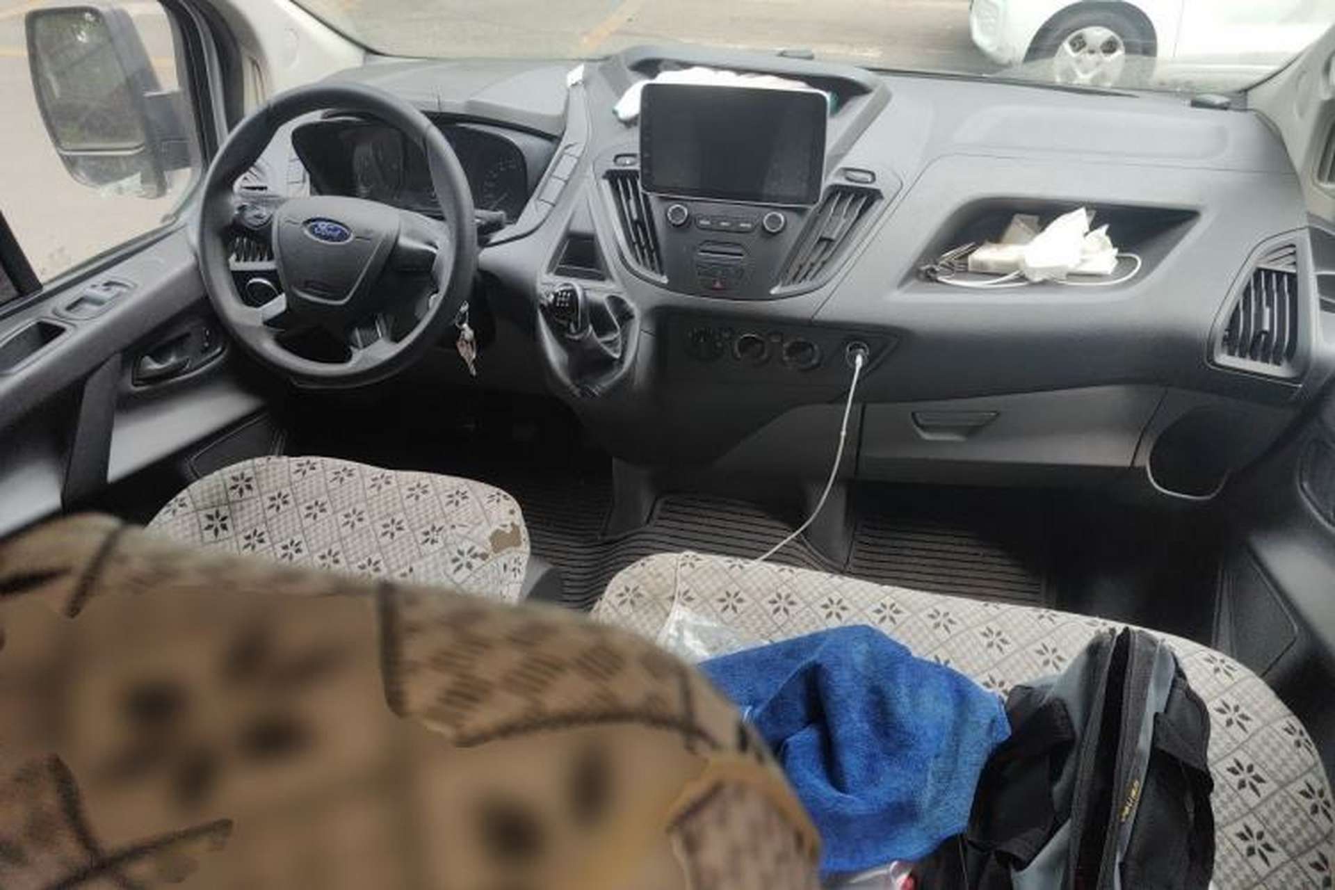 Used Ford Transit 2019 2.0T Diesel Multi-Purpose Commercial Vehicle Mid-Drive Mid-Roof 6-Seater China VI Standard Center Console