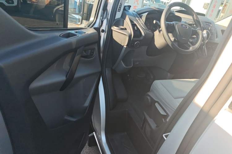 Used Ford Transit 2019 2.0T Gasoline Automatic Multi-Function Commercial Vehicle Short Wheelbase Low Roof 6-Seater China VI Standard Driver Seat