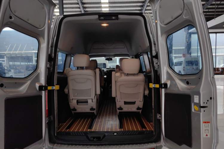 Used Ford Transit 2019 2.0T Diesel Multi-Purpose Commercial Vehicle Short Wheelbase Mid-Roof Design 6-Seater China VI Standard Exterior 8