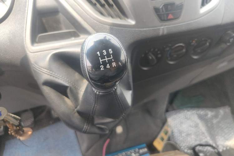 Used Ford Transit 2019 2.0T Diesel Multi-Purpose Commercial Vehicle Short Wheelbase Low Roof 6-Seater China VI Standard Gear Lever