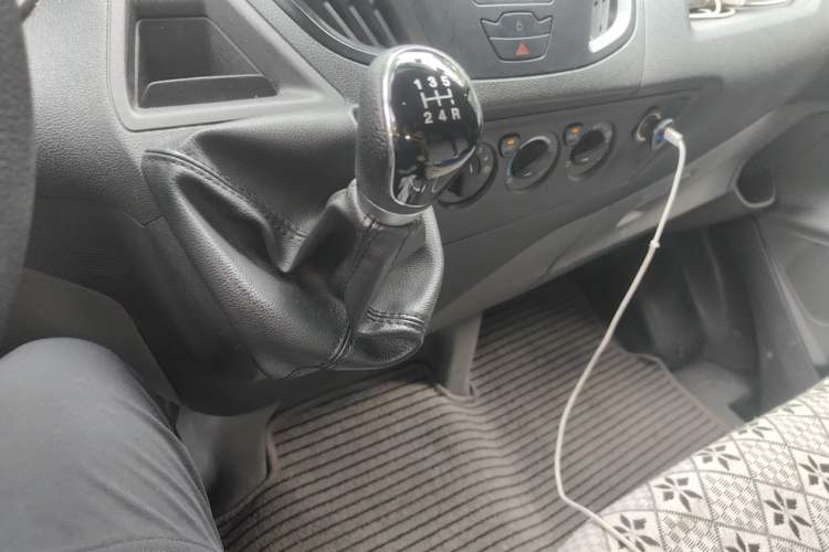 Used Ford Transit 2019 2.0T Diesel Multi-Purpose Commercial Vehicle Mid-Drive Mid-Roof 6-Seater China VI Standard Gear Lever