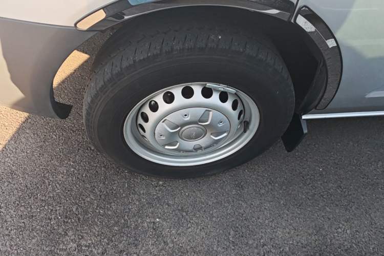 Used Ford Transit 2019 2.0T Gasoline Automatic Multi-Function Commercial Vehicle Short Wheelbase Low Roof 6-Seater China VI Standard Left Front Wheel Hub