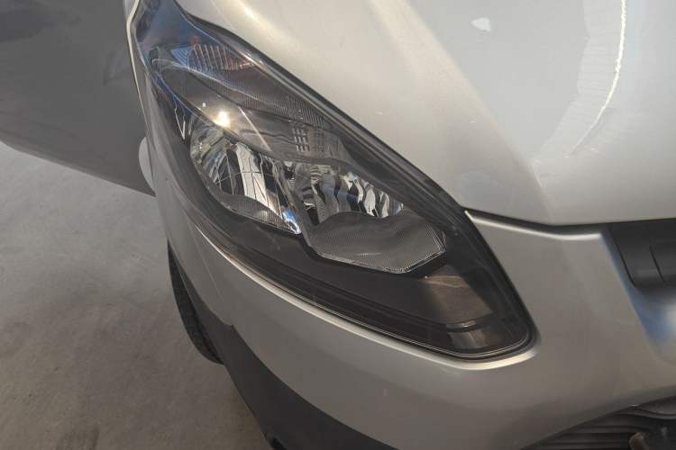 Used Ford Transit 2019 2.0T Diesel Multi-Purpose Commercial Vehicle Mid-Drive Mid-Roof 6-Seater China VI Standard Right Front Headlight