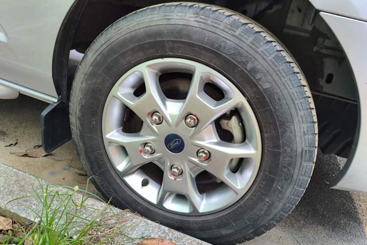 Used Ford Transit  Right Front Wheel Hub