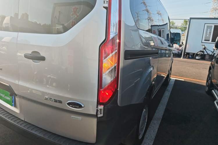Used Ford Transit 2019 2.0T Gasoline Automatic Multi-Function Commercial Vehicle Short Wheelbase Low Roof 6-Seater China VI Standard Right Rear Taillight