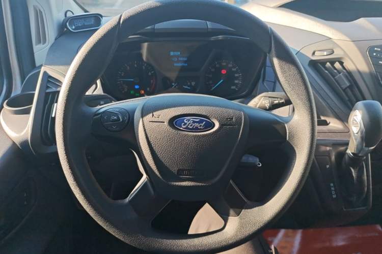 Used Ford Transit 2019 2.0T Gasoline Automatic Multi-Function Commercial Vehicle Short Wheelbase Low Roof 6-Seater China VI Standard Steering Wheel