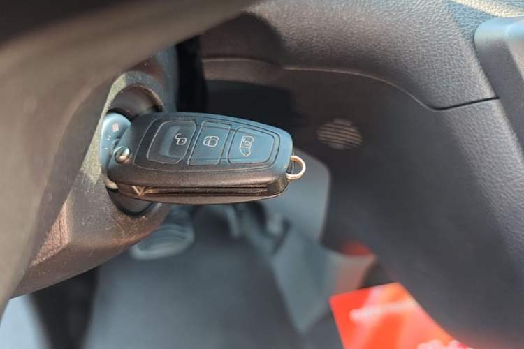 Used Ford Transit 2019 2.0T Gasoline Automatic Multi-Function Commercial Vehicle Short Wheelbase Low Roof 6-Seater China VI Standard Vehicle Key