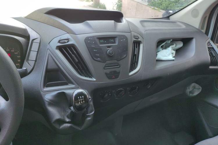 Used Ford Transit 2019 2.0T Diesel Multi-Purpose Commercial Vehicle Short Wheelbase Low Roof 6-Seater China VI Standard Audio And AC Panel