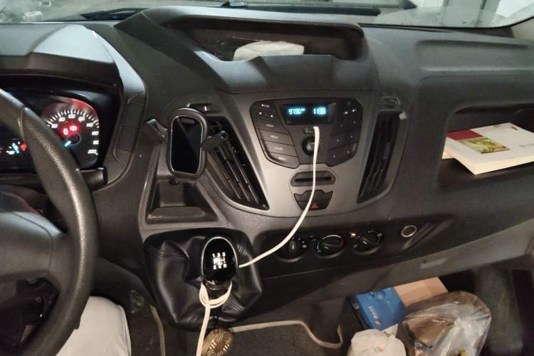 Used Ford Transit 2019 2.0T Diesel Multi-Purpose Commercial Vehicle Mid-Drive Mid-Roof 6-Seater China VI Standard Audio And AC Panel