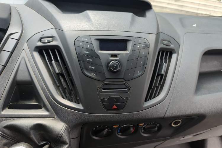 Used Ford Transit 2019 2.0T Gasoline Multi-Purpose Commercial Vehicle Mid-Drive Mid-Roof 6-Seater China VI Standard Audio And AC Panel
