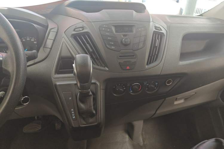 Used Ford Transit 2019 2.0T Gasoline Automatic Business & Travel Version Mid-Drive Mid-Roof 9-Seater China VI Standard Audio And AC Panel