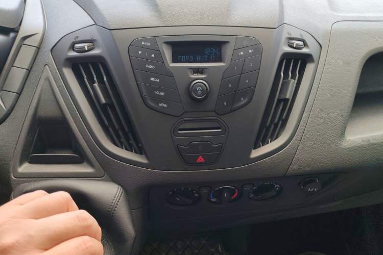 Used Ford Transit 2019 2.0T Gasoline Multi-Purpose Commercial Vehicle Short Wheelbase Low Roof 6-Seater China VI Standard Audio And AC Panel