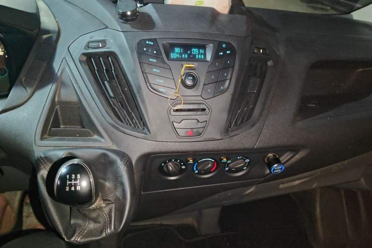 Used Ford Transit 2019 2.0T Diesel Multi-Purpose Commercial Vehicle Short Wheelbase Low Roof 6-Seater China VI Standard Audio And AC Panel