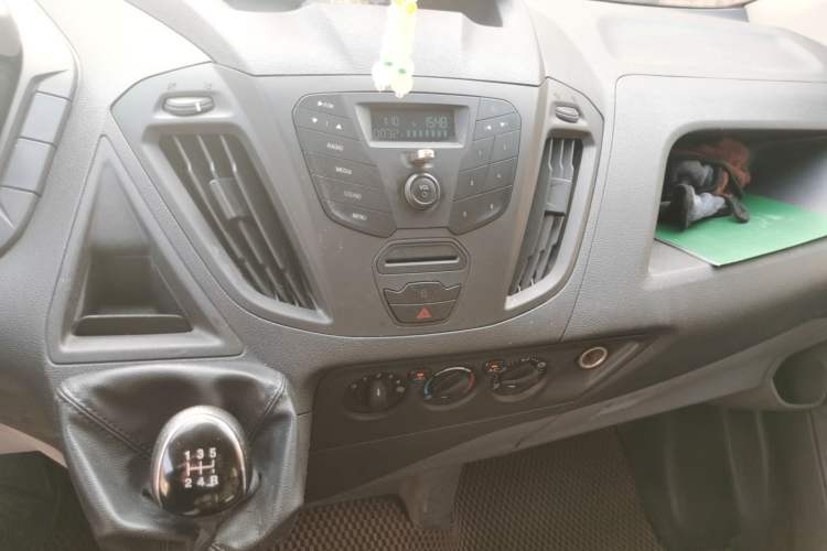 Used Ford Transit 2019 2.0T Diesel Multi-Purpose Commercial Vehicle Short Wheelbase Mid-Roof Design 6-Seater China VI Standard Audio And AC Panel