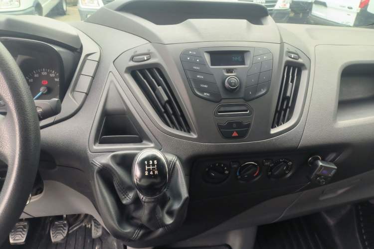 Used Ford Transit 2019 2.0T Diesel Multi-Purpose Commercial Vehicle Short Wheelbase Low Roof 6-Seater China VI Standard Audio And AC Panel
