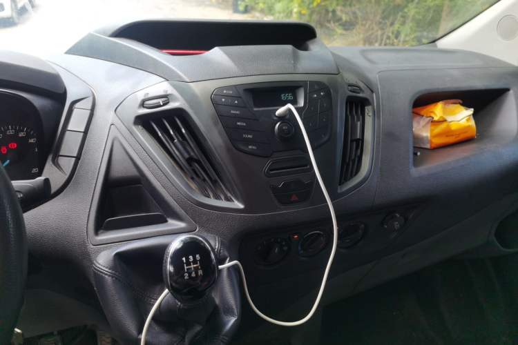 Used Ford Transit 2019 2.0T Diesel Multi-Purpose Commercial Vehicle Mid-Drive Mid-Roof 6-Seater China VI Standard Audio And AC Panel