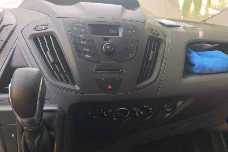 Used Ford Transit 2019 2.0T Gasoline Automatic Multi-Function Commercial Vehicle Mid-Roof 6-Seater China VI Standard Audio And AC Panel