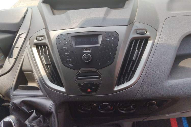 Used Ford Transit 2019 2.0T Gasoline Van Mid-axle Mid-roof 3-Seater China VI Standard Audio And AC Panel