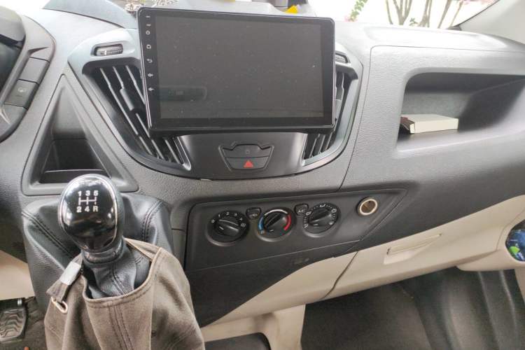 Used Ford Transit 2019 2.0T Diesel Commercial & Travel Short Wheelbase Low-Roof 7-Seater China VI Standard Audio And AC Panel