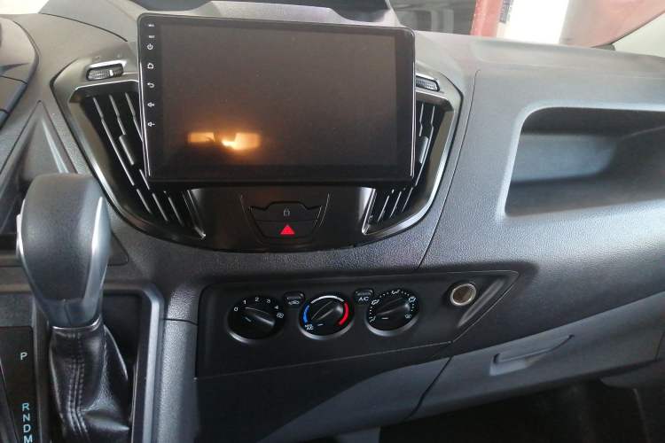 Used Ford Transit 2019 2.0T Gasoline Automatic Multi-Function Commercial Vehicle Mid-Roof 6-Seater China VI Standard Audio And AC Panel