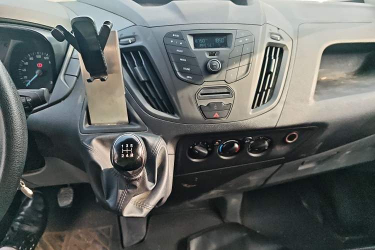 Used Ford Transit 2019 2.0T Diesel Van Short Wheelbase Mid-Roof 3-Seater China VI Standard Audio And AC Panel