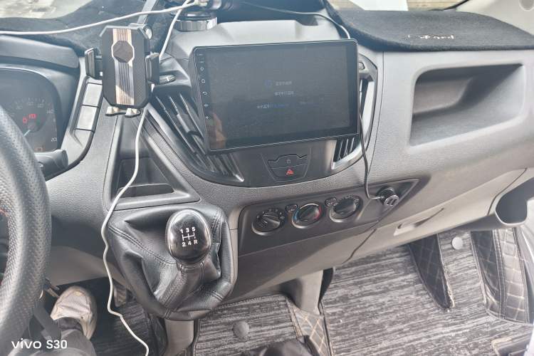 Used Ford Transit 2019 2.0T Diesel Multi-Purpose Commercial Vehicle Mid-Drive Mid-Roof 6-Seater China VI Standard Audio And AC Panel