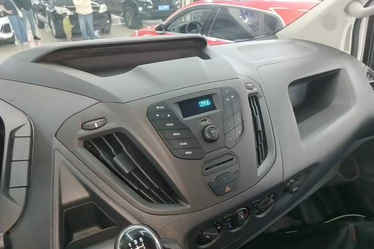 Used Ford Transit 2019 2.0T Diesel Multi-Purpose Commercial Vehicle Mid-Drive Mid-Roof 6-Seater China VI Standard Audio And AC Panel