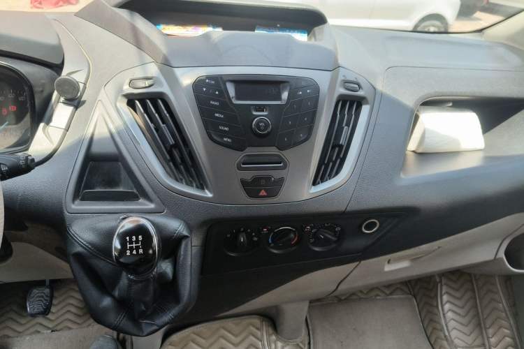 Used Ford Transit 2019 2.0T Diesel Commercial & Travel Short Wheelbase Low-Roof 7-Seater China VI Standard Audio And AC Panel