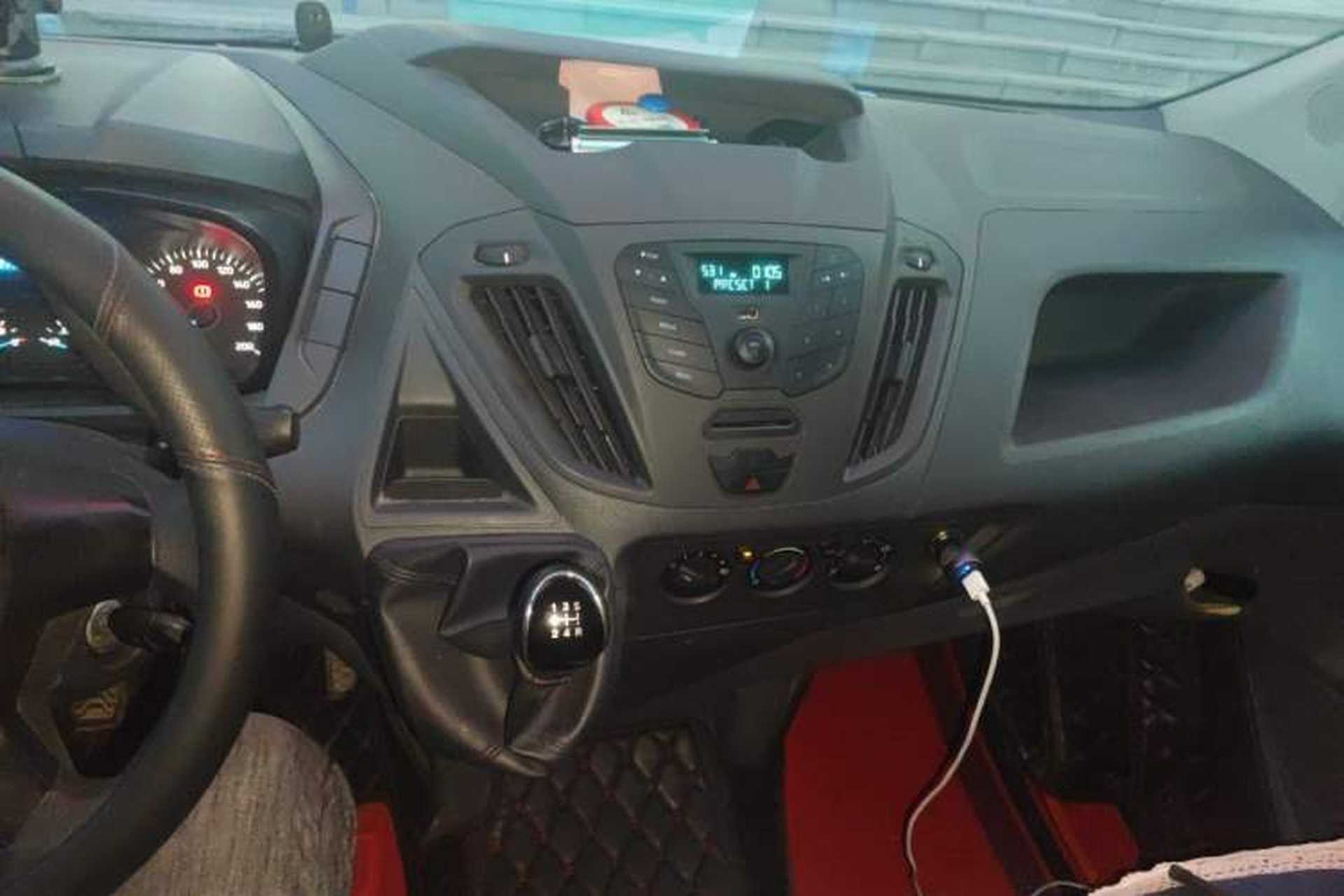 Used Ford Transit 2019 2.0T Diesel Multi-Purpose Commercial Vehicle Short Wheelbase Mid-Roof Design 6-Seater China VI Standard Audio And AC Panel