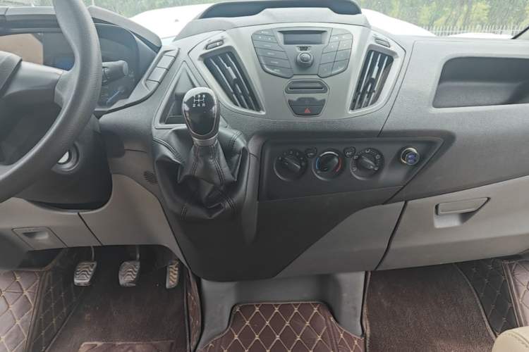 Used Ford Transit 2019 2.0T Diesel Multi-Purpose Commercial Vehicle Short Wheelbase Low Roof 6-Seater China VI Standard Audio And AC Panel