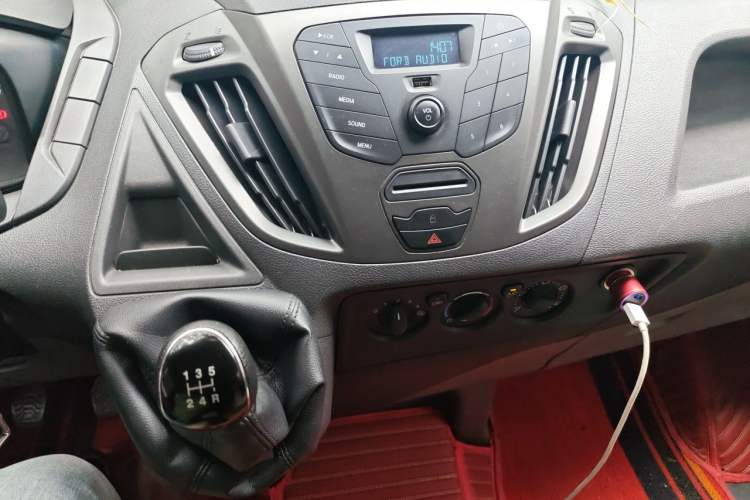 Used Ford Transit 2019 2.0T Diesel Multi-Purpose Commercial Vehicle Mid-Drive Mid-Roof 6-Seater China VI Standard Audio And AC Panel