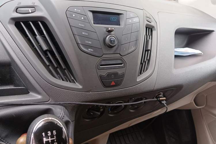 Used Ford Transit 2019 2.0T Diesel Commercial & Travel Short Wheelbase Low-Roof 7-Seater China VI Standard Audio And AC Panel