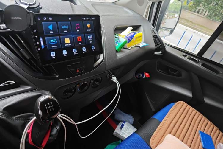 Used Ford Transit 2019 2.0T Diesel Multi-Purpose Commercial Vehicle Short Wheelbase Low Roof 6-Seater China VI Standard Audio And AC Panel