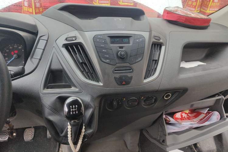Used Ford Transit 2019 2.0T Diesel Multi-Purpose Commercial Vehicle Mid-Drive Mid-Roof 6-Seater China VI Standard Audio And AC Panel
