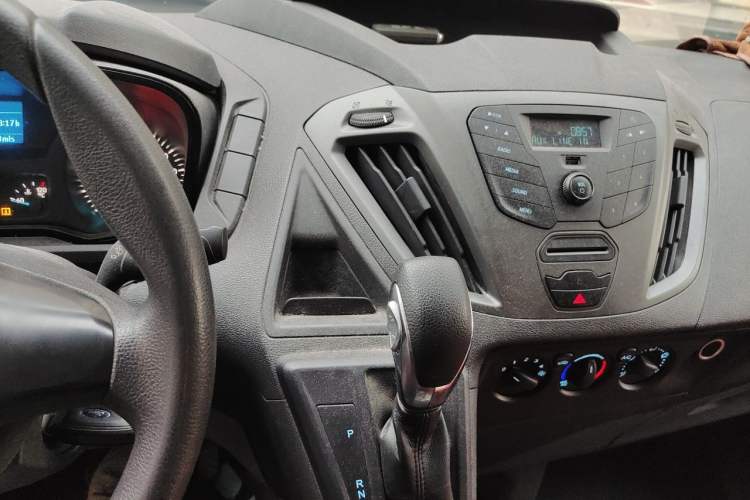 Used Ford Transit 2019 2.0T Gasoline Automatic Multi-Function Commercial Vehicle Short Wheelbase Low Roof 6-Seater China VI Standard Audio And AC Panel