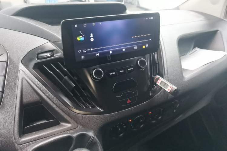 Used Ford Transit 2019 2.0T Diesel Van Short Wheelbase Mid-Roof 3-Seater China VI Standard Audio And AC Panel