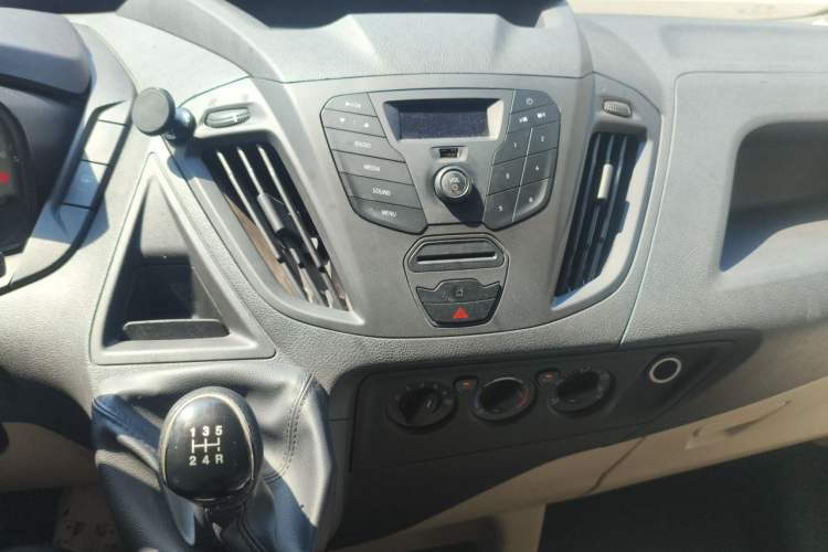 Used Ford Transit 2019 2.0T Diesel Commercial & Travel Short Wheelbase Low-Roof 9-Seater China VI Audio And AC Panel